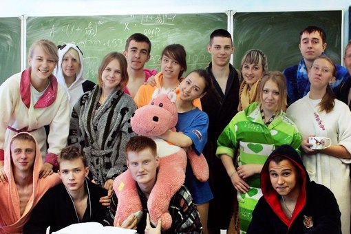 Выпускники из Кузбасса гуляли по улицам в пижамах и халатах