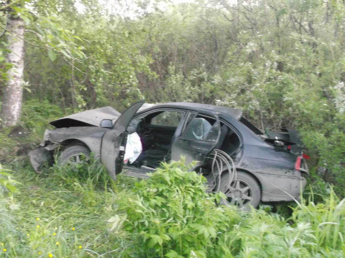 В Кузбассе подростки на чужой машине врезались в дерево