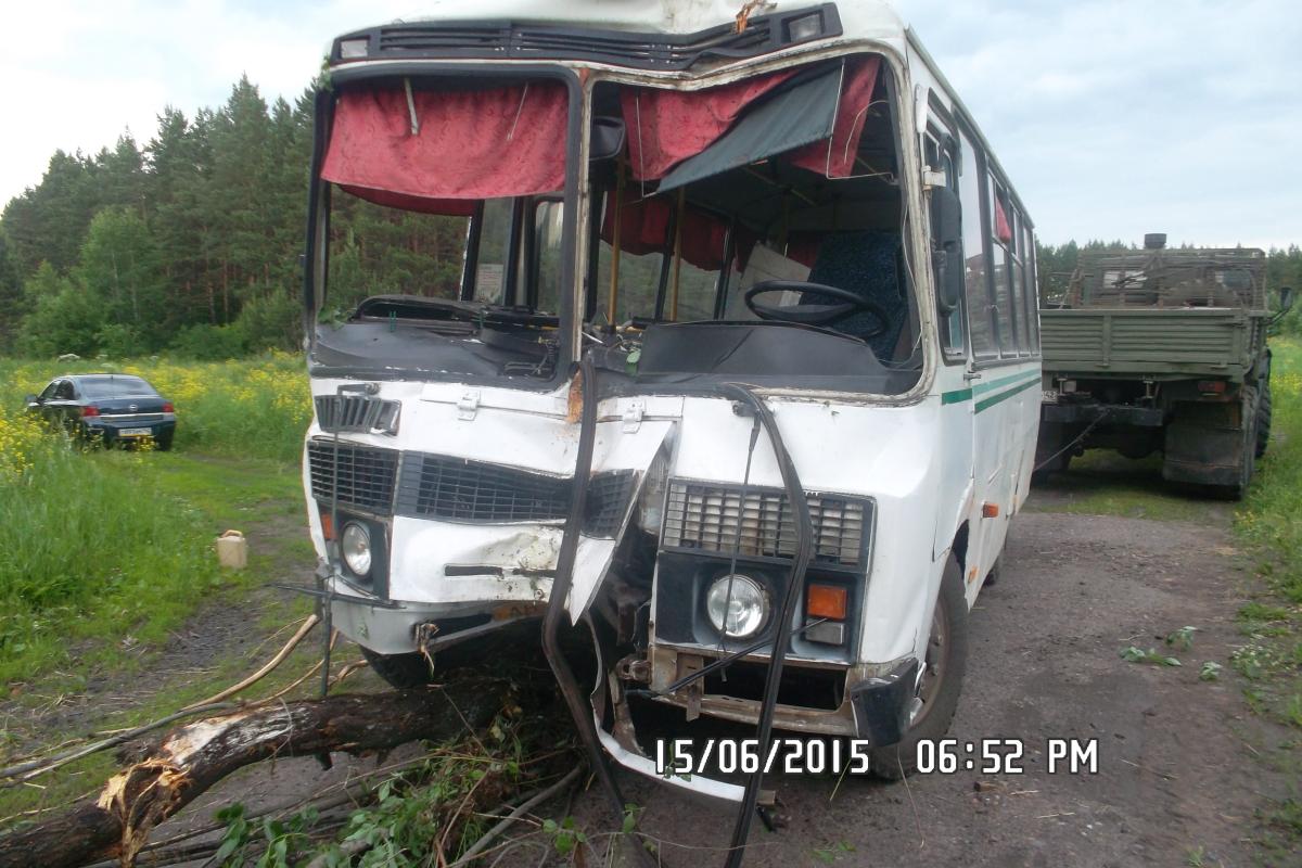 В Кузбассе на трассе автобус с пассажирами врезался в дерево