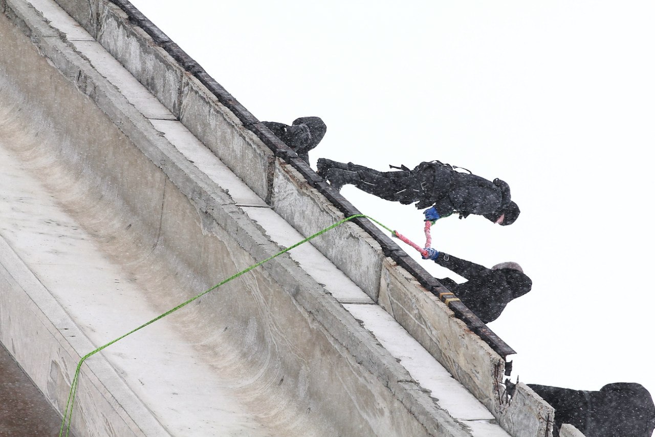Безопасники не дадут прыгнуть с моста новокузнечанам в военной форме 