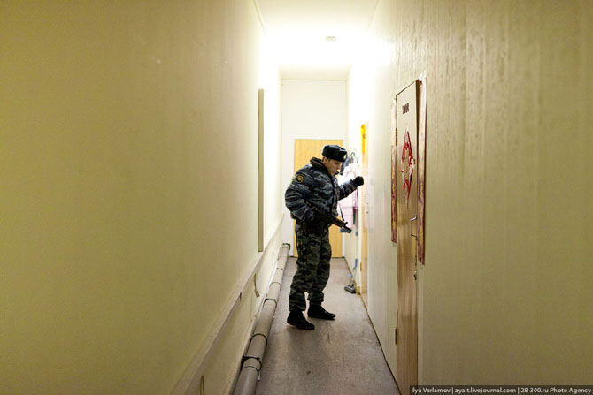 В Кузбассе запертая в квартире женщина обманула полицейских 