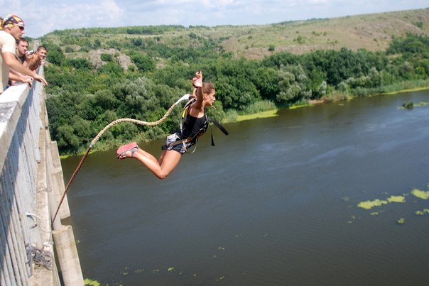 В Новокузнецке экстремалы прыгнут со старого моста на Ильинке
