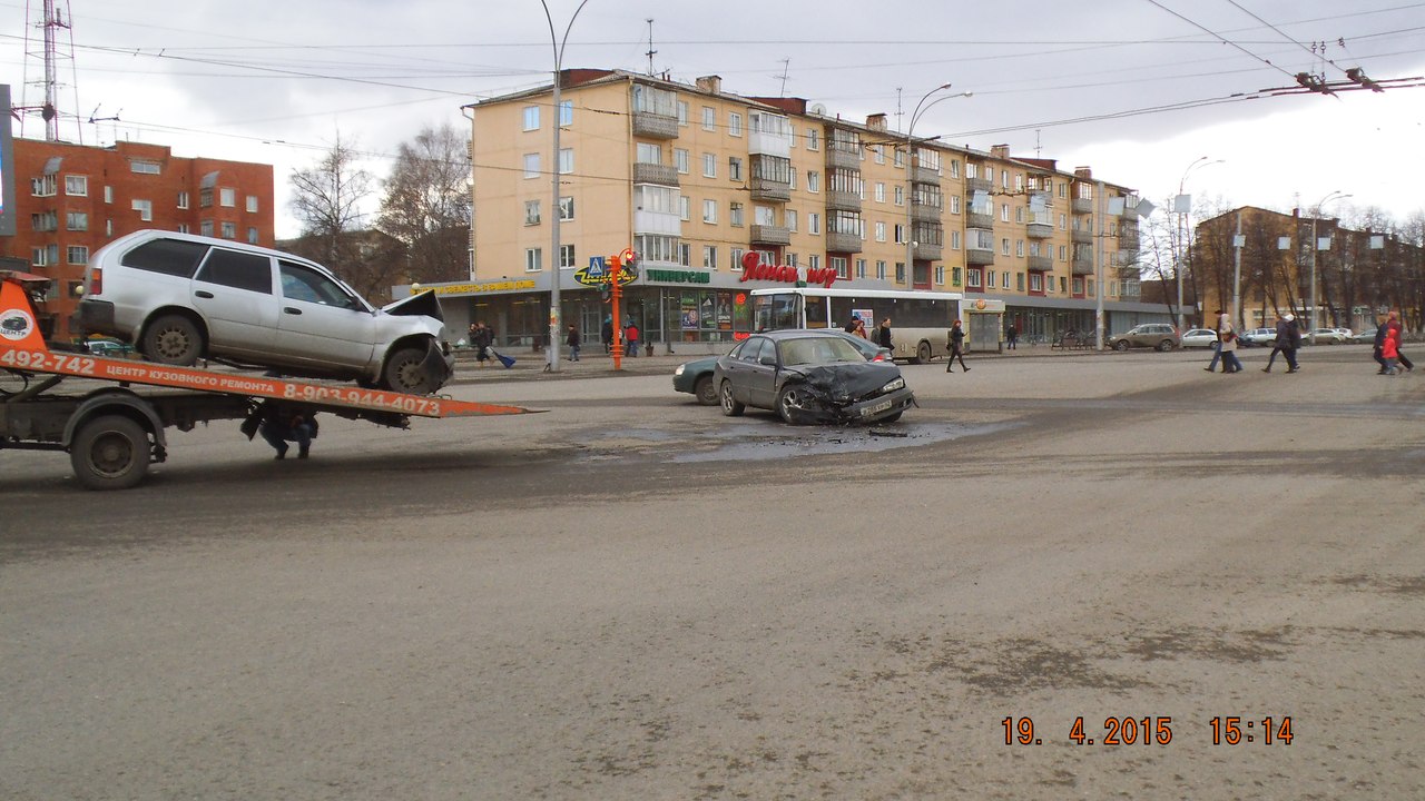 В Кемерове в столкновении Mazda и Toyota пострадал пенсионер