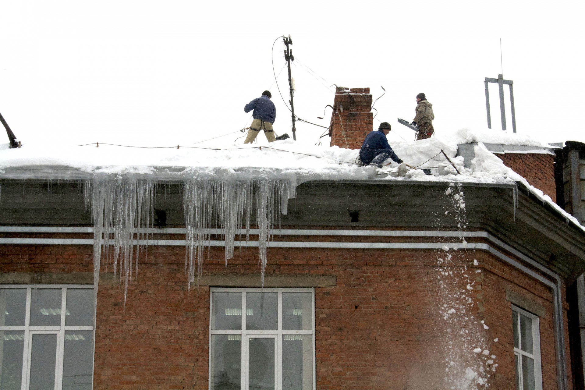 Коммунальщиков Кузбасса оштрафовали на 422 тысячи за снег и сосульки на крышах