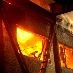Неизвестный поджёг квартиру в Кемерове