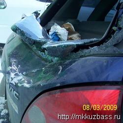 Упавший строительный мусор повредил автомобили кемеровчан (ФОТО)