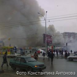В Кемерове горит здание рынка "Ленинградский" (ФОТО)