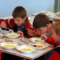 Кемеровских школьников будут кормить бесплатно