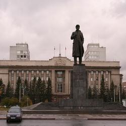 В Красноярске огородили памятник Ленину