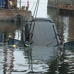 Кемеровские спасатели достали из Томи затонувший автомобиль