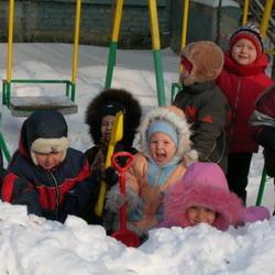 В Кемерове проверяют детские площадки на безопасность