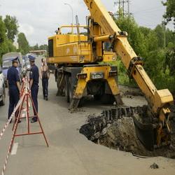 В Кемерово вблизи рынка Привоз провалилась часть автодороги