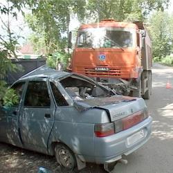 КАМАЗ протаранил «десятку» с пассажирами в Кемерове (ФОТО)