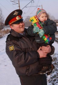 Аман Тулеев наградил полицейских за спасение ребёнка из-под колёс поезда