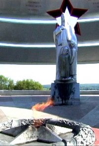 В Юрге вандалы сожгли траурные венки и чуть не взорвали мемориал павшим во время Великой Отечественной войны (фото)