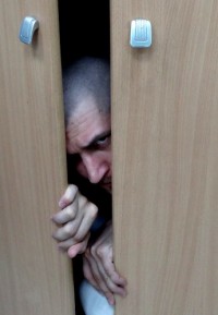 В Берёзовском рецидивист прятался от полицейских в шкафу