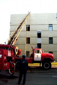 Кузбасские пожарные соревнуются, кто выше потушит пожар