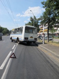 На автобусной полосе на проспекте Ленина заблокировано движение: маршрутка врезалась в "Ладу" (фото)