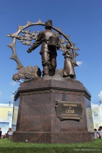В Барнауле появился памятник крестьянину-переселенцу