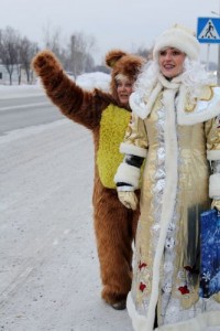 В беловских автобусах катаются Дед Мороз со Снегурочкой и заставляют пассажиров рассказывать стишки