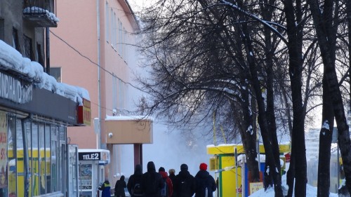 Снежная лавина с кемеровской крыши чуть не накрыла компанию школьников