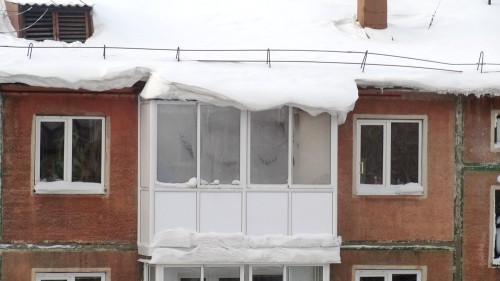 Снежная лавина с кемеровской крыши чуть не накрыла компанию школьников