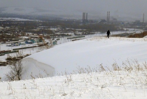 Новокузнецкие спасатели провели технический спуск снежных масс