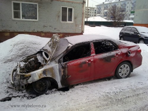 В Белове очевидцы сняли, как сгорела новенькая "Тойота" (18+)