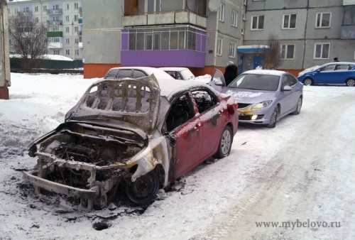В Белове очевидцы сняли, как сгорела новенькая "Тойота" (18+)