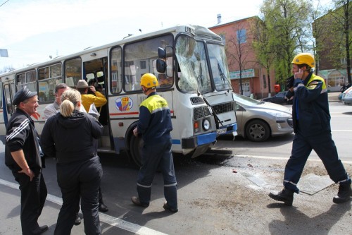 В Кемерове в ДТП попал городской автобус и маршрутка