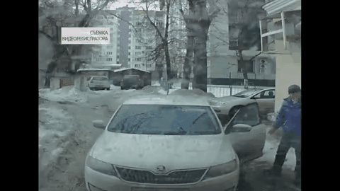 В Томске в результате падения снега с крыши гаража погиб мальчик 