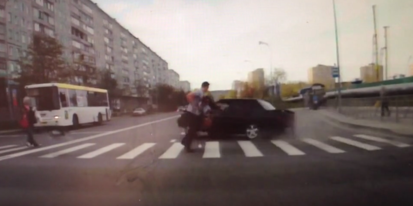 Вылетевший на красный свет автомобиль в Кемерове чуть не сбил пешеходов и врезался в припаркованный автобус