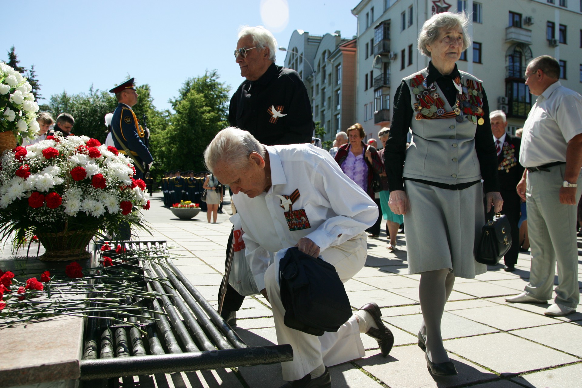 Кемеровчане возложили цветы к памятнику воинам-кузбассовцам