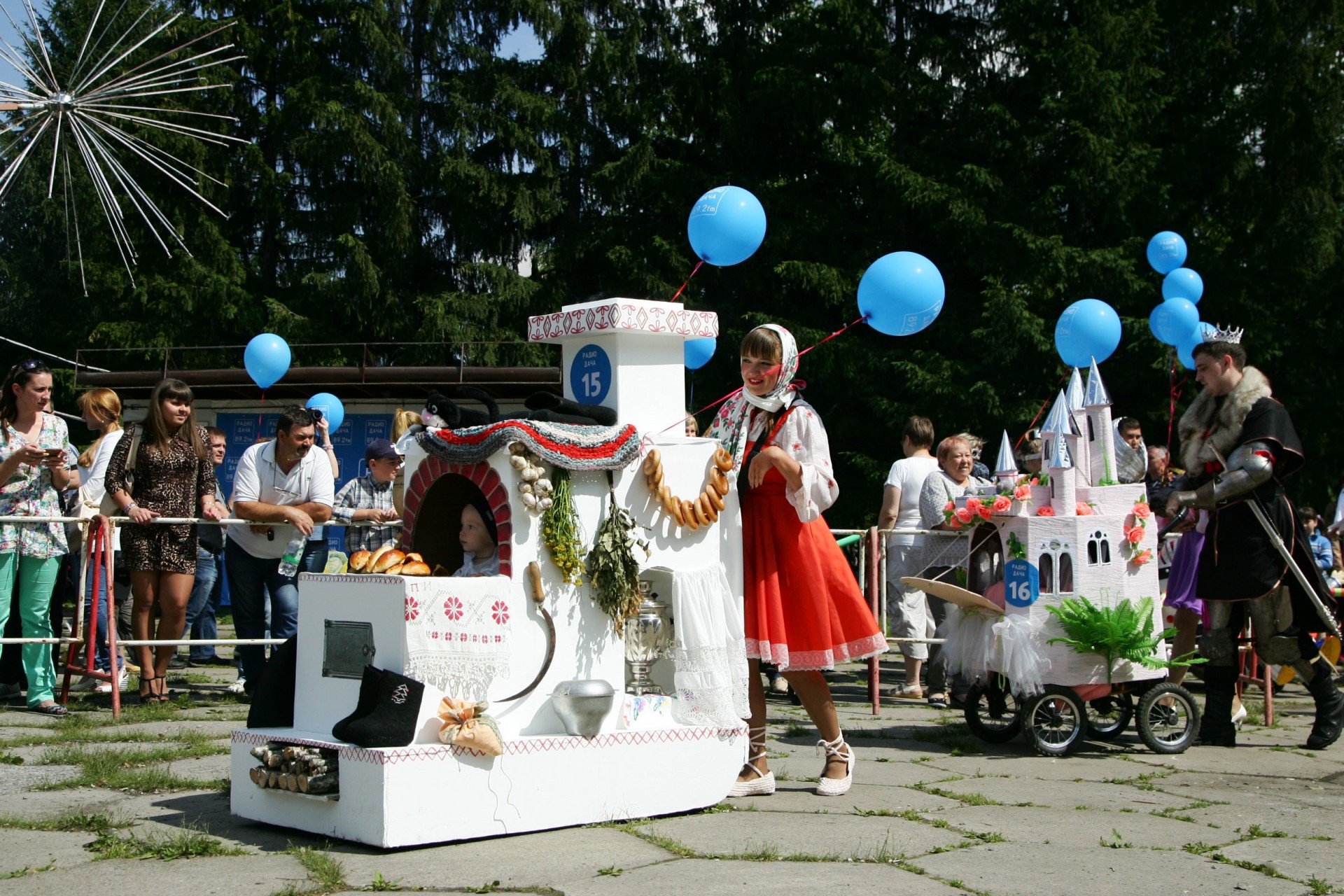 На «Параде колясок» в Кемерове показали коляски в виде печки и замка