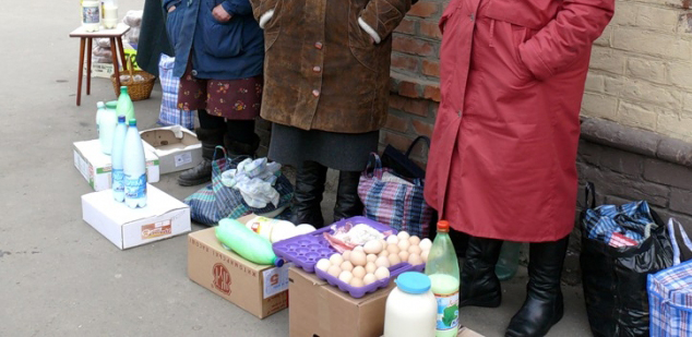 В Юрге пытаются разогать уличный молочный рынок