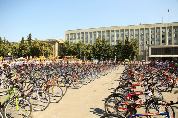 300 детям Кузбасса вручили велосипеды