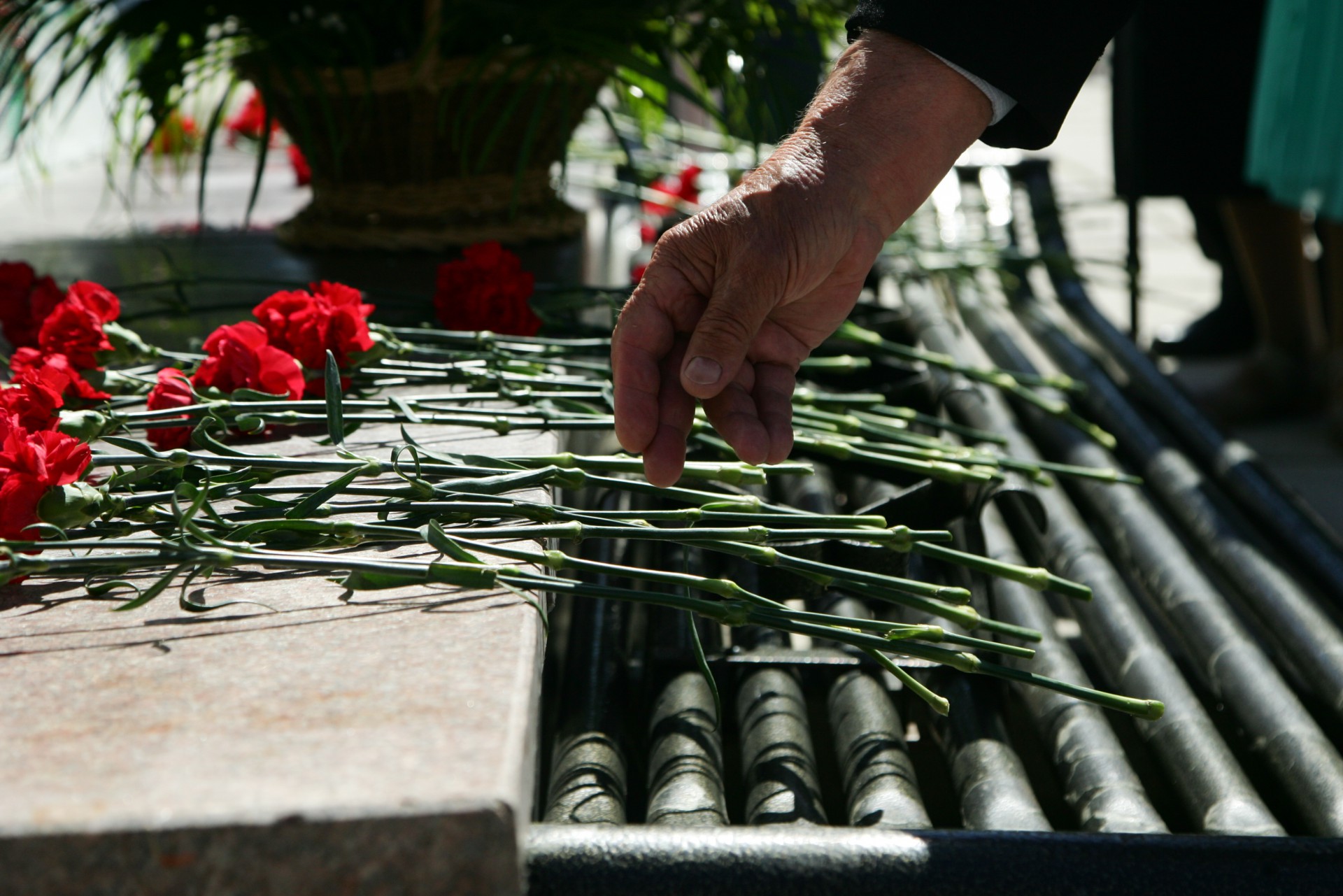Кемеровчане возложили цветы к памятнику воинам-кузбассовцам