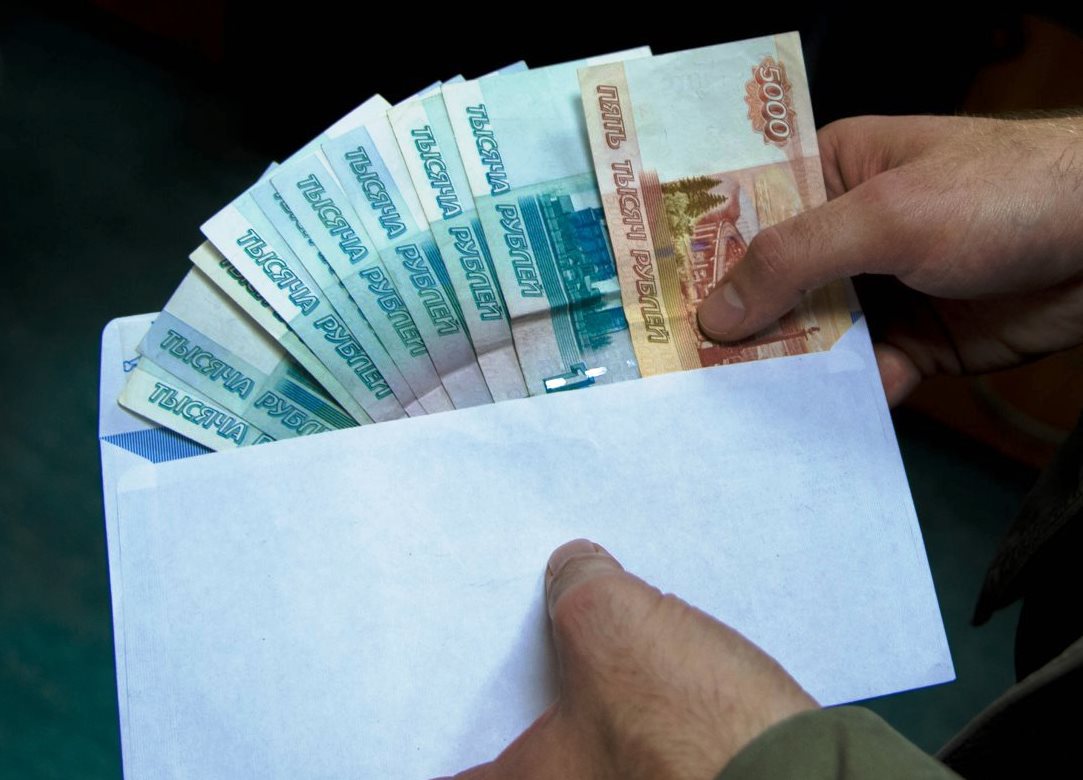 В Кузбассе за взятку в размере 200 рублей дальнобойщик заплатит штраф в 125 раз больше