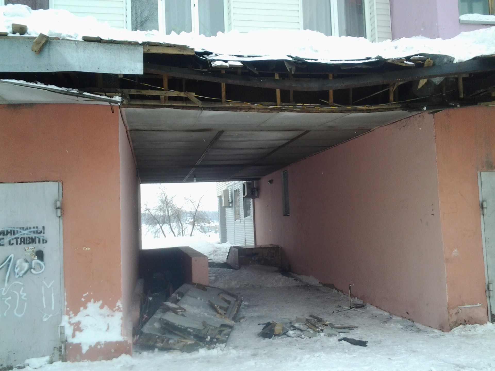 Козырёк жилого дома в Кедровке сломался при очистке от снега