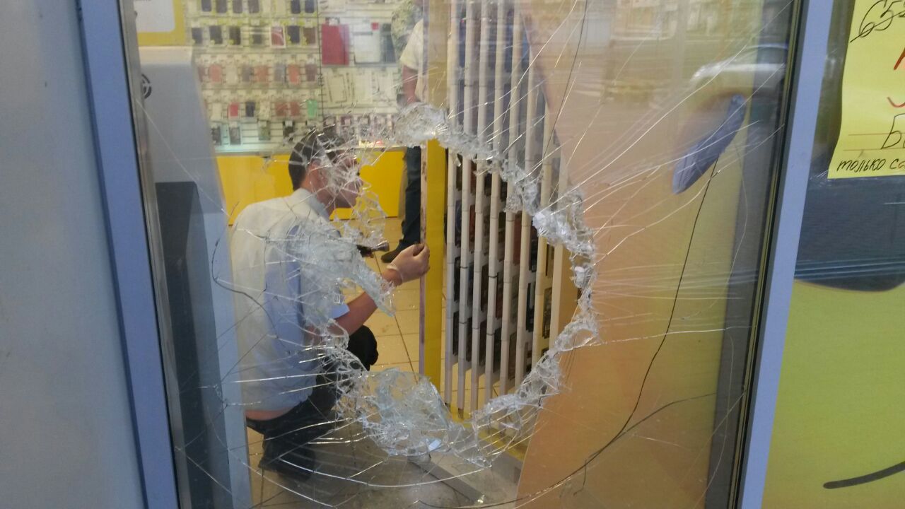 В Кемерове неизвестный ограбил магазин «Билайн»