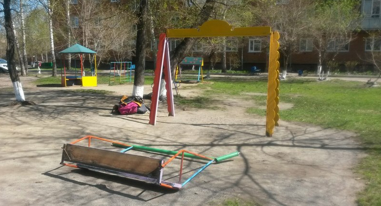 В Кузбассе выявлено 15 опасных детских площадок .png