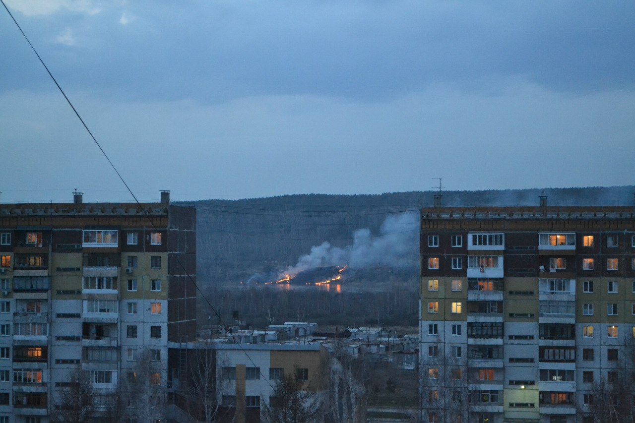 Вечером 22 апреля в Кемерове загорелась трава