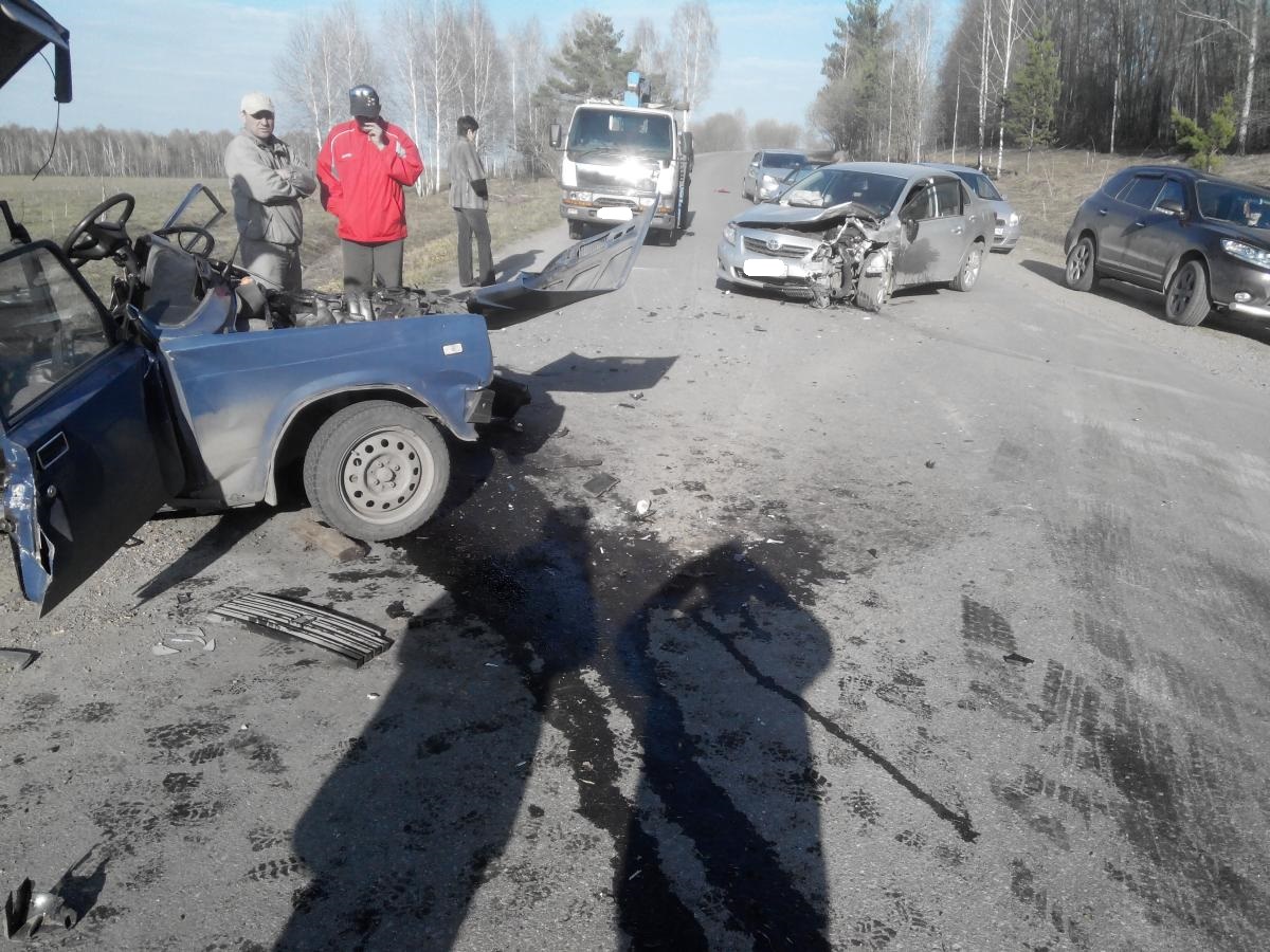 «Тойота» с пенсионерами протаранила ВАЗ на трассе в Кемеровской области 