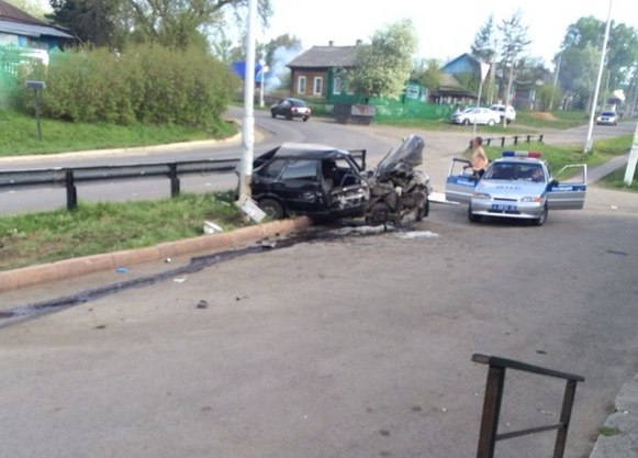 В Кемерове пьяный водитель LADA-2114 снёс забор