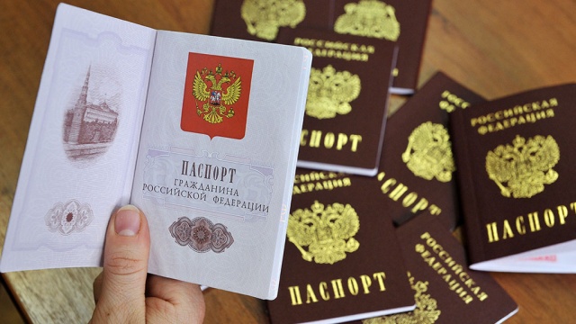 Аман Тулеев вручил паспорта 32 школьникам из Кузбасса. .jpg