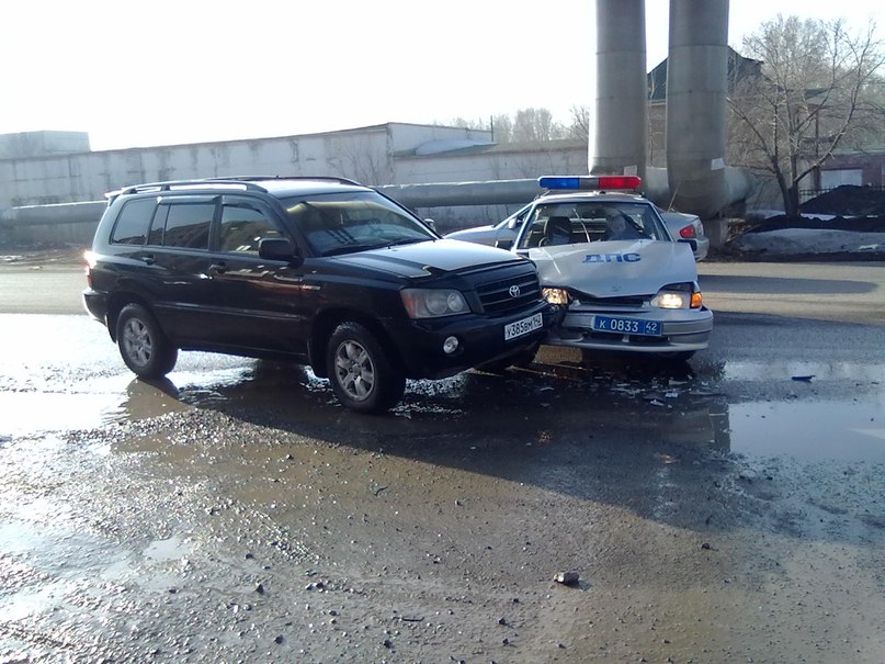 В Кемерове Toyota Highlander столкнулась с автомобилем инспекторов ДПС