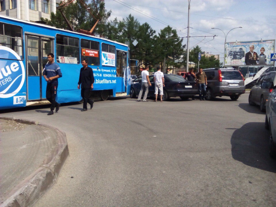 Из-за столкновения BMW и трамвая в Кемерове образовалась пробка