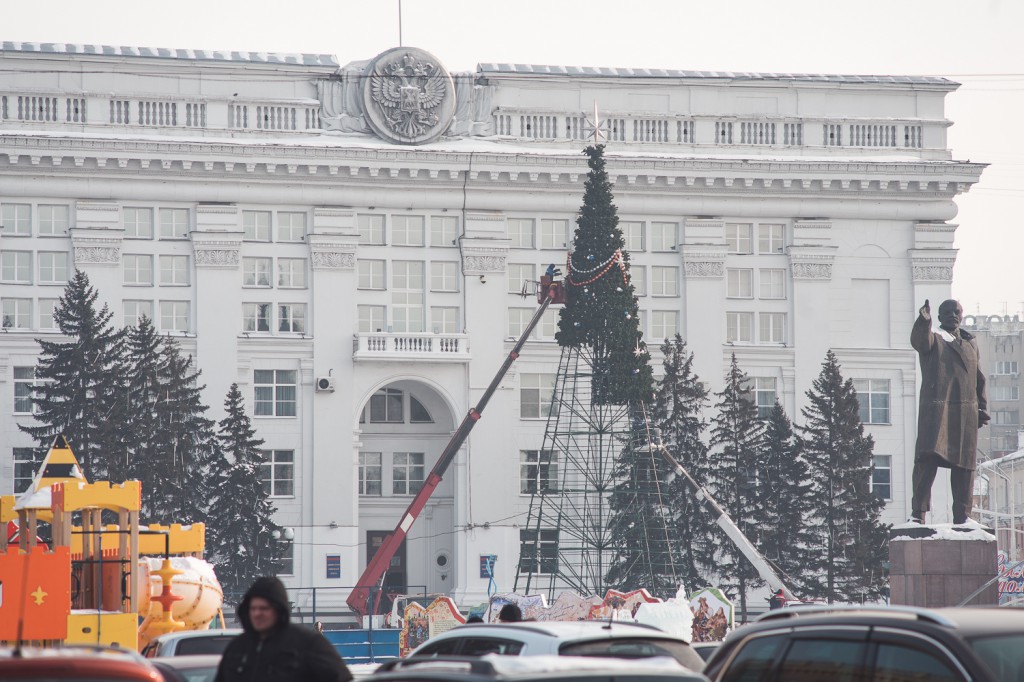 В Кемерове начали демонтаж главной новогодней ёлки