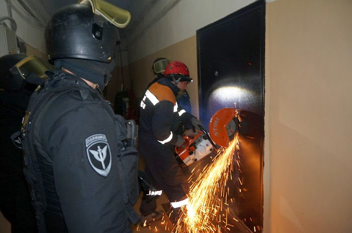 В Кузбассе сотрудники МЧС распилили дверь квартиры должница болгаркой.JPG