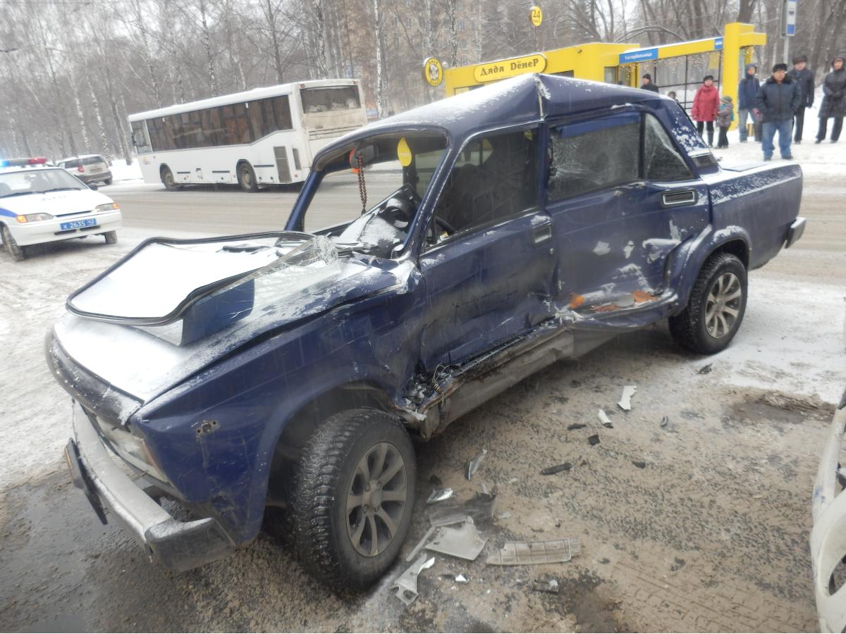 В Новокузнецке грузовик протаранил «Жигули»
